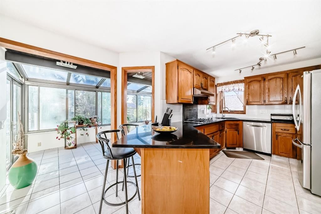 142 Edgeview Road Nw, Calgary, AB - Indoor Photo Showing Kitchen