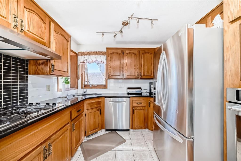 142 Edgeview Road Nw, Calgary, AB - Indoor Photo Showing Kitchen