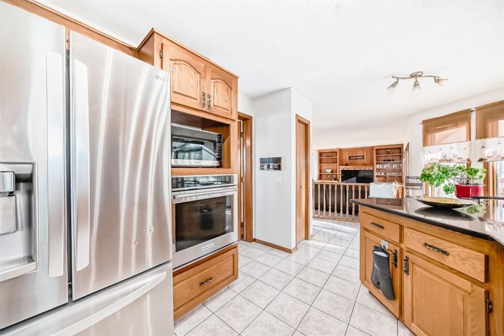 142 Edgeview Road Nw, Calgary, AB - Indoor Photo Showing Kitchen