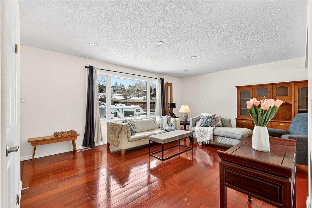 1323 University Drive Nw, Calgary, AB - Indoor Photo Showing Living Room