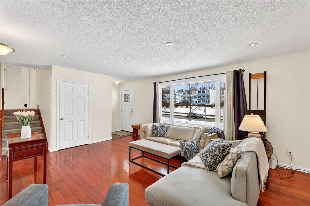 1323 University Drive Nw, Calgary, AB - Indoor Photo Showing Living Room