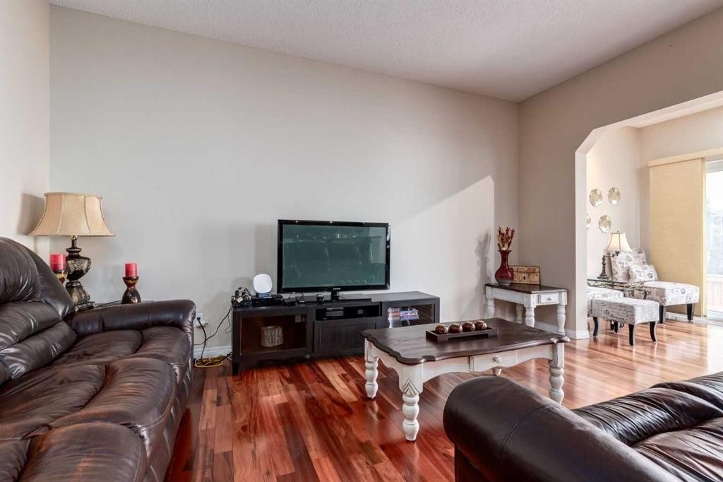 82 Everglen Crescent Sw, Calgary, AB - Indoor Photo Showing Living Room