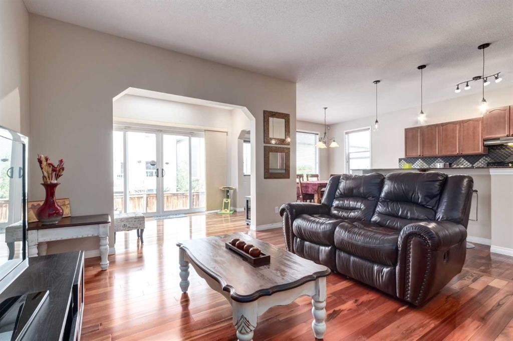 82 Everglen Crescent Sw, Calgary, AB - Indoor Photo Showing Living Room
