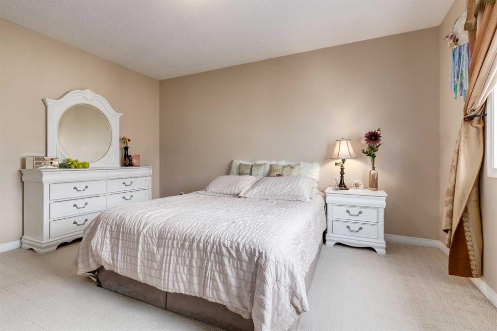 82 Everglen Crescent Sw, Calgary, AB - Indoor Photo Showing Bedroom