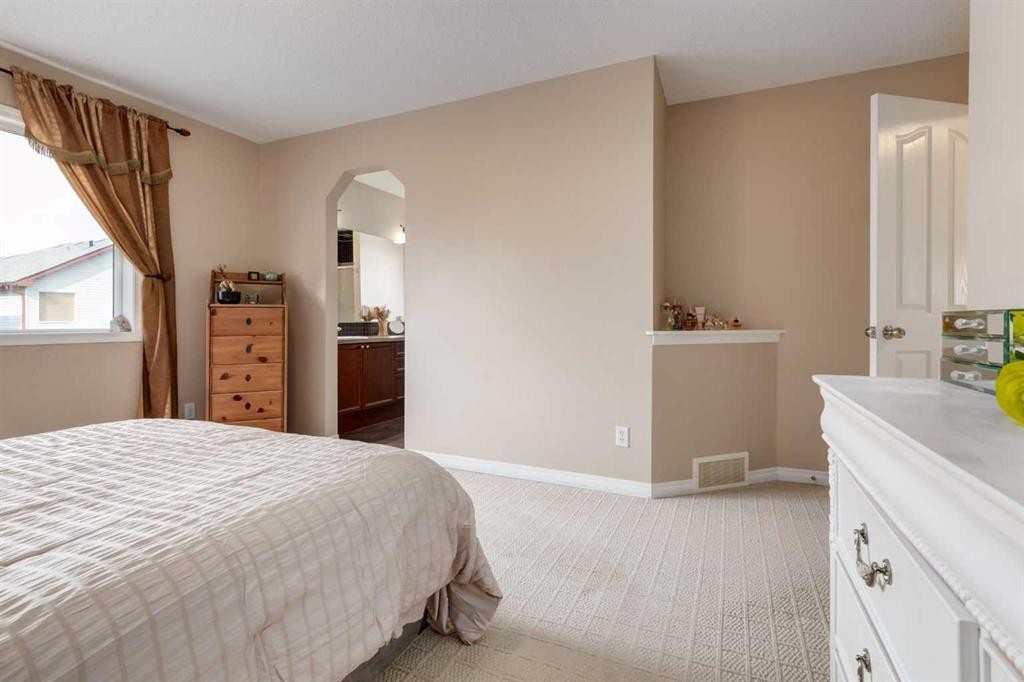 82 Everglen Crescent Sw, Calgary, AB - Indoor Photo Showing Bedroom