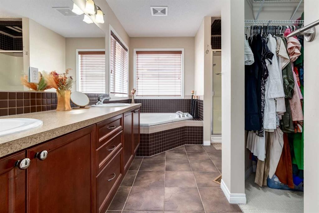 82 Everglen Crescent Sw, Calgary, AB - Indoor Photo Showing Bathroom