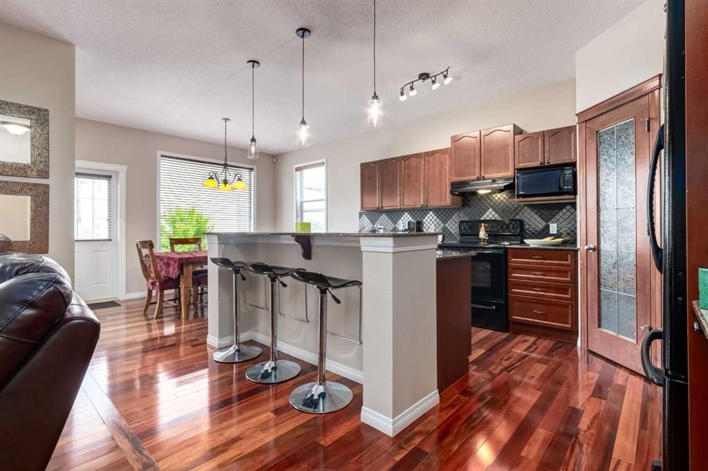 82 Everglen Crescent Sw, Calgary, AB - Indoor Photo Showing Kitchen