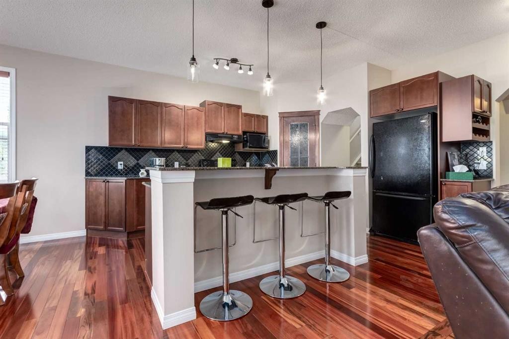 82 Everglen Crescent Sw, Calgary, AB - Indoor Photo Showing Kitchen