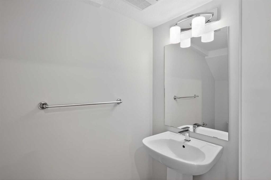 306-338 Seton Circle Se, Calgary, AB - Indoor Photo Showing Bathroom
