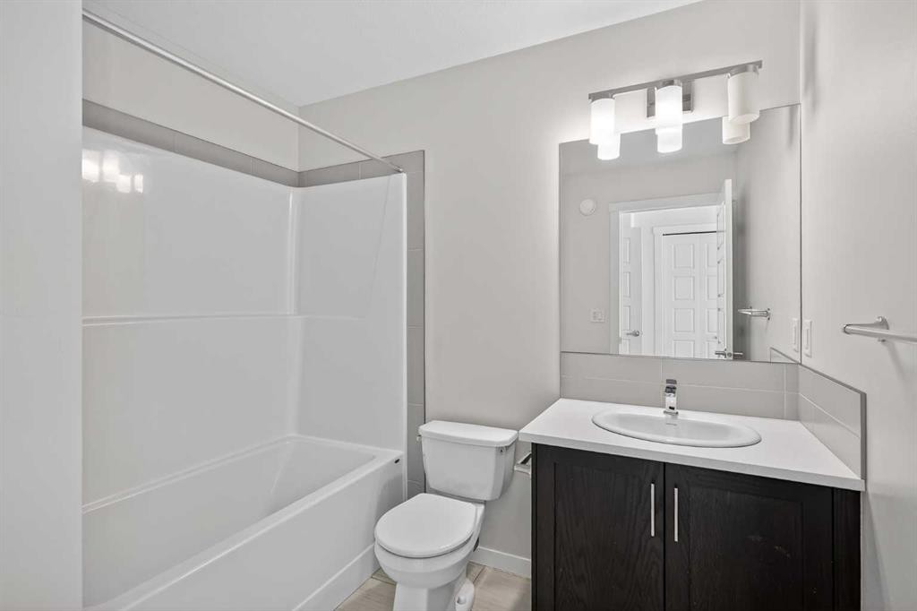 306-338 Seton Circle Se, Calgary, AB - Indoor Photo Showing Bathroom