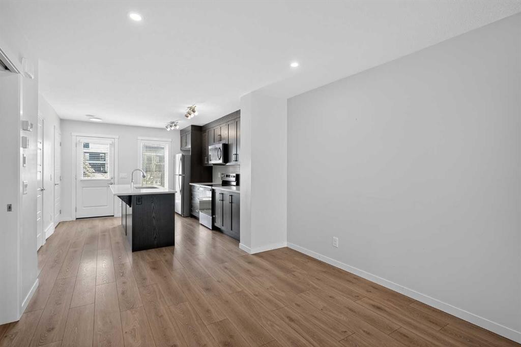 306-338 Seton Circle Se, Calgary, AB - Indoor Photo Showing Kitchen