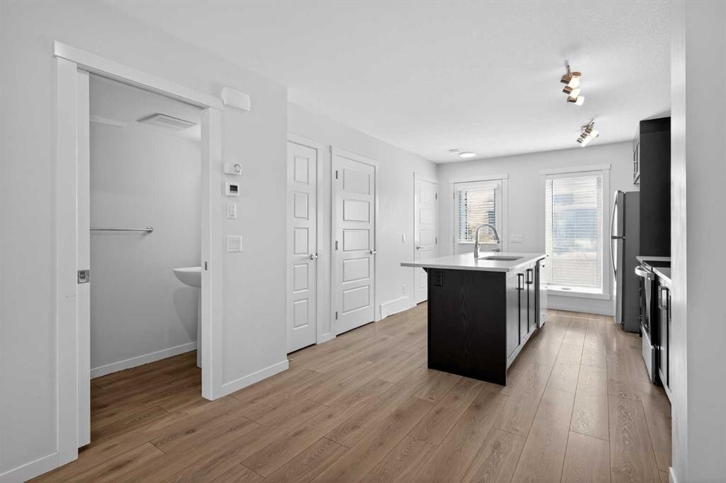 306-338 Seton Circle Se, Calgary, AB - Indoor Photo Showing Kitchen