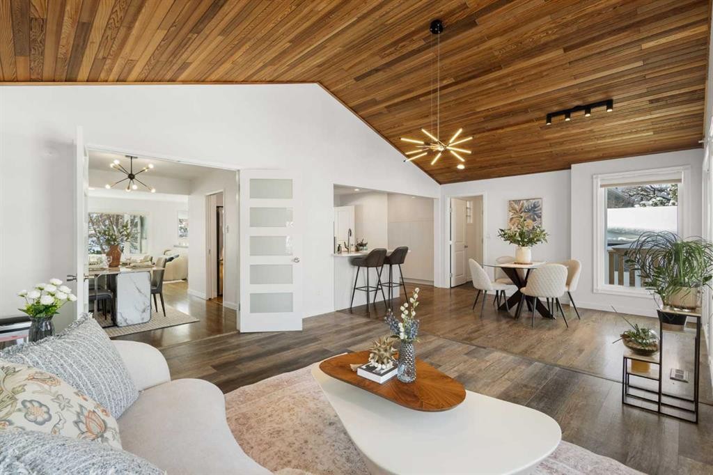 4 Varview Place Nw, Calgary, AB - Indoor Photo Showing Living Room