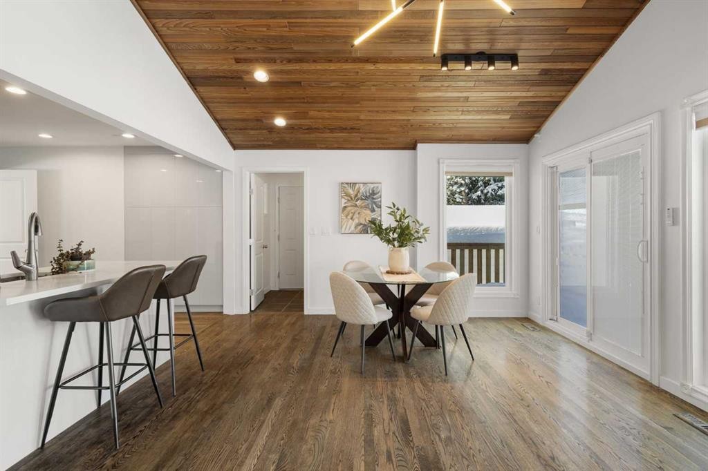 4 Varview Place Nw, Calgary, AB - Indoor Photo Showing Dining Room