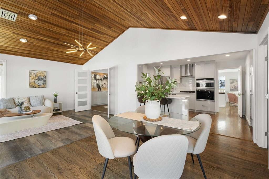 4 Varview Place Nw, Calgary, AB - Indoor Photo Showing Dining Room