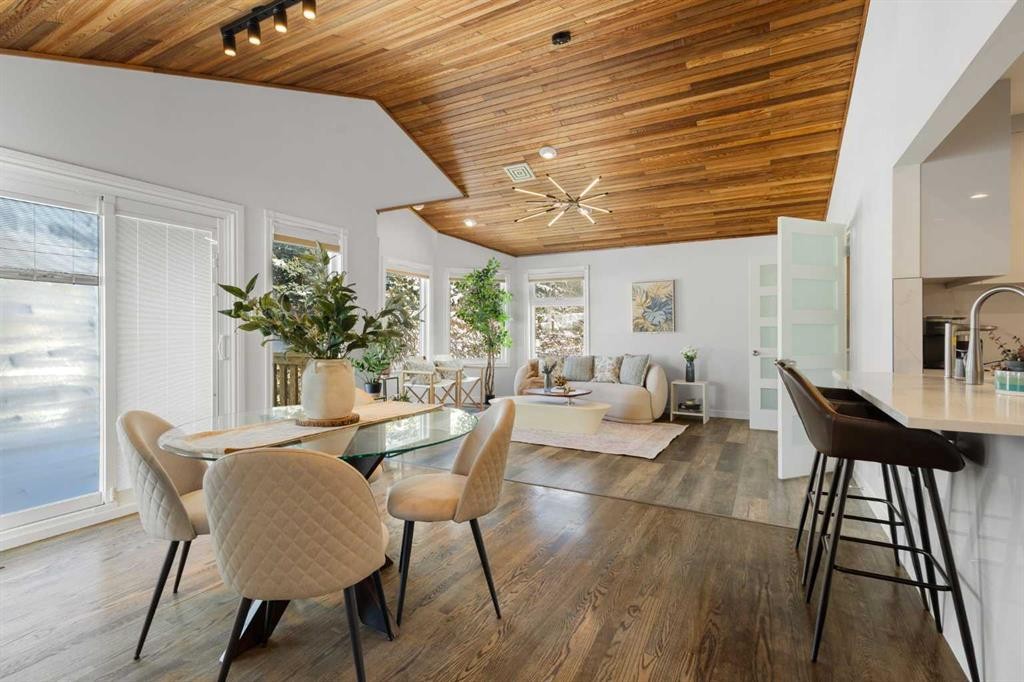 4 Varview Place Nw, Calgary, AB - Indoor Photo Showing Dining Room