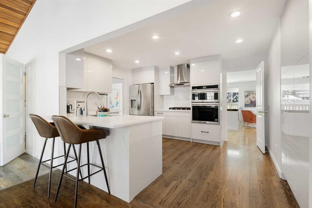 4 Varview Place Nw, Calgary, AB - Indoor Photo Showing Kitchen With Upgraded Kitchen