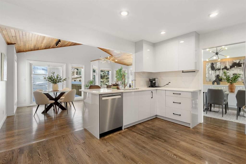 4 Varview Place Nw, Calgary, AB - Indoor Photo Showing Kitchen
