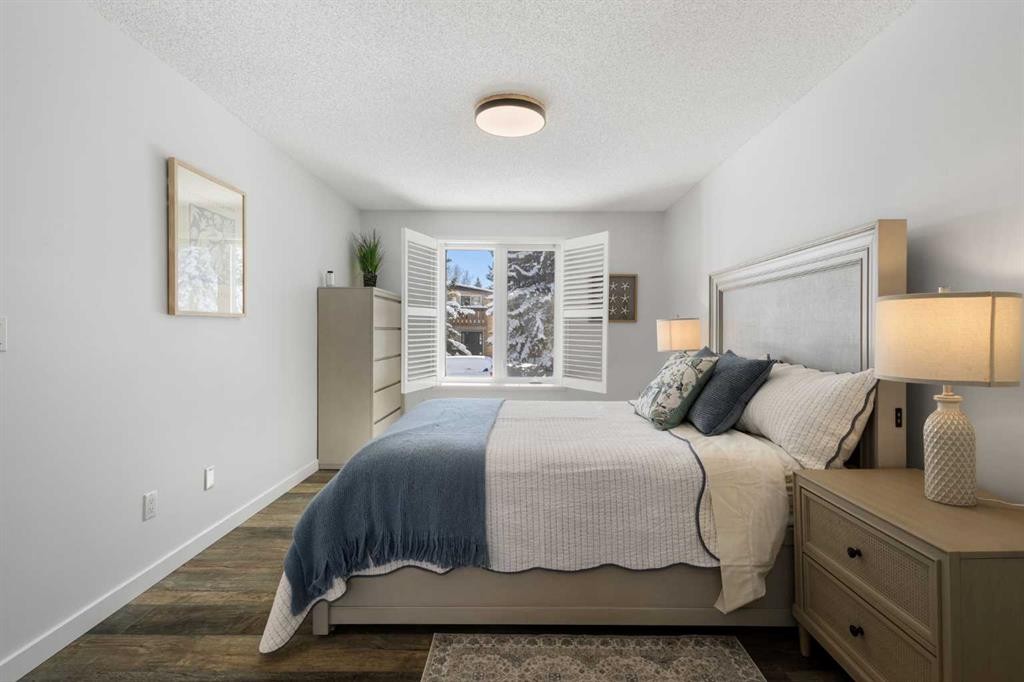 4 Varview Place Nw, Calgary, AB - Indoor Photo Showing Bedroom