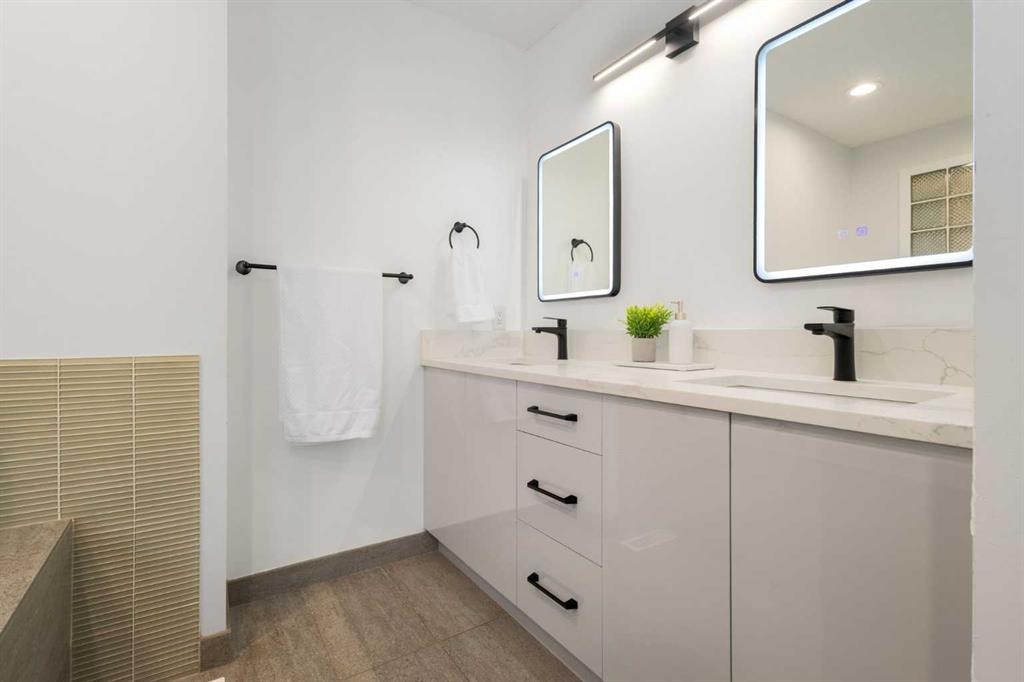 4 Varview Place Nw, Calgary, AB - Indoor Photo Showing Bathroom