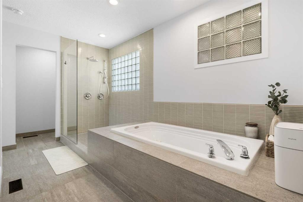 4 Varview Place Nw, Calgary, AB - Indoor Photo Showing Bathroom