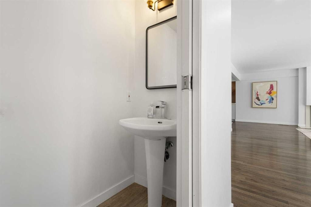 4 Varview Place Nw, Calgary, AB - Indoor Photo Showing Bathroom