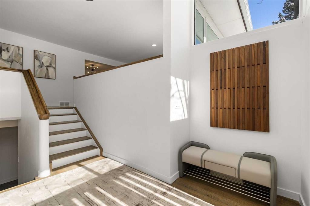 4 Varview Place Nw, Calgary, AB - Indoor Photo Showing Other Room