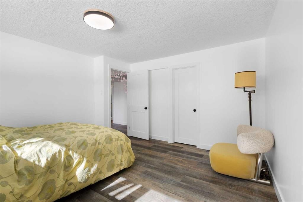 4 Varview Place Nw, Calgary, AB - Indoor Photo Showing Bedroom