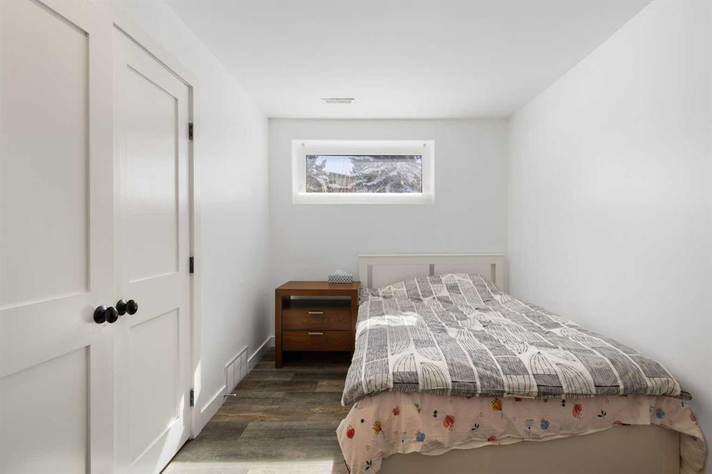 4 Varview Place Nw, Calgary, AB - Indoor Photo Showing Bedroom