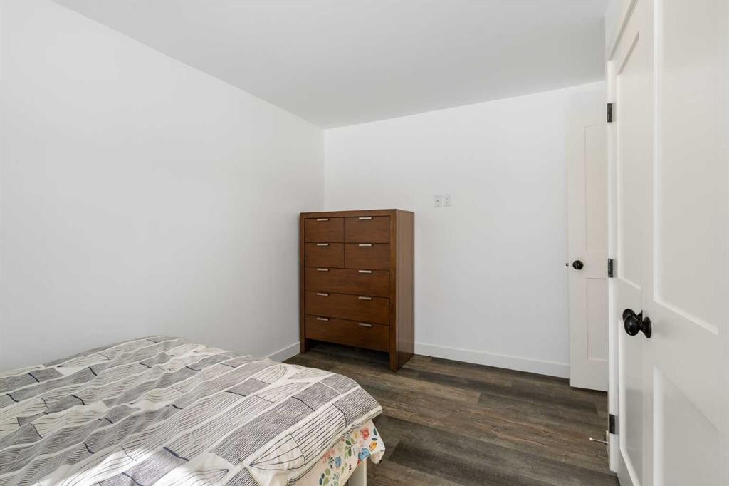 4 Varview Place Nw, Calgary, AB - Indoor Photo Showing Bedroom