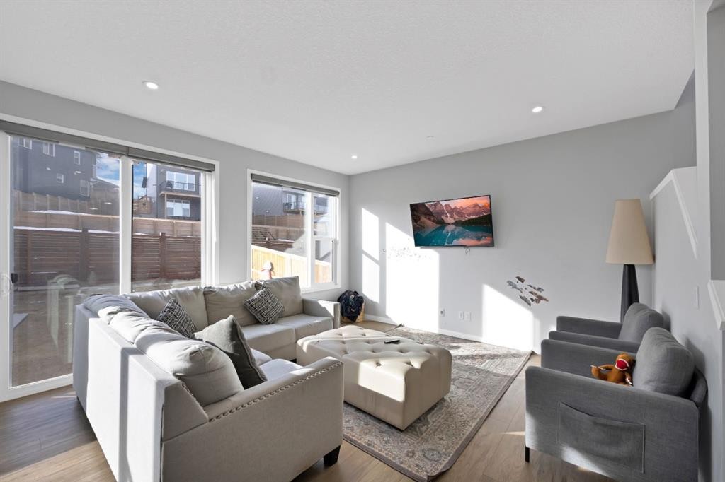 127 Calhoun Crescent Ne, Calgary, AB - Indoor Photo Showing Living Room