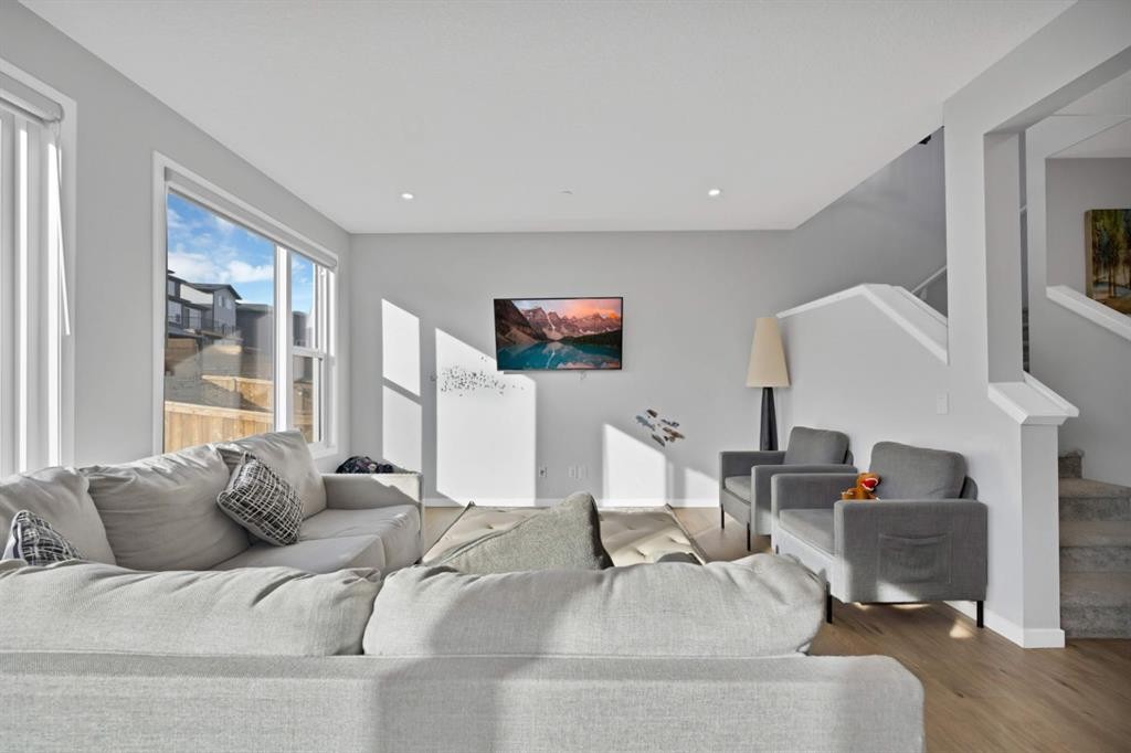 127 Calhoun Crescent Ne, Calgary, AB - Indoor Photo Showing Living Room