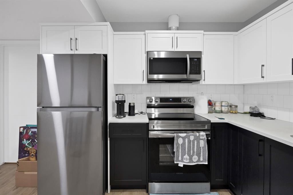 127 Calhoun Crescent Ne, Calgary, AB - Indoor Photo Showing Kitchen
