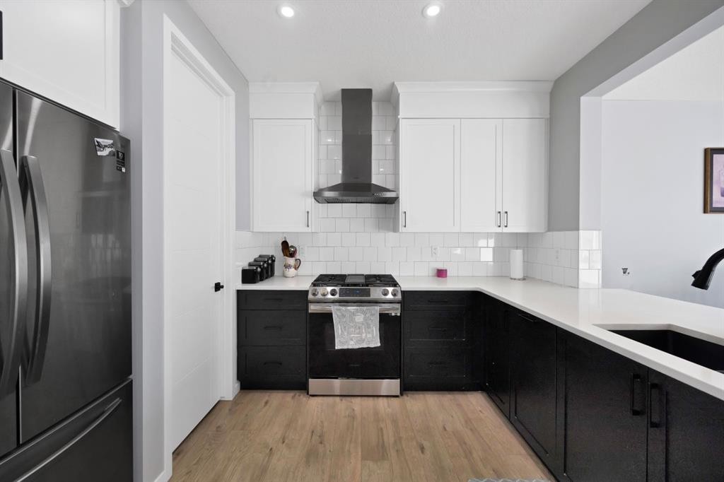 127 Calhoun Crescent Ne, Calgary, AB - Indoor Photo Showing Kitchen