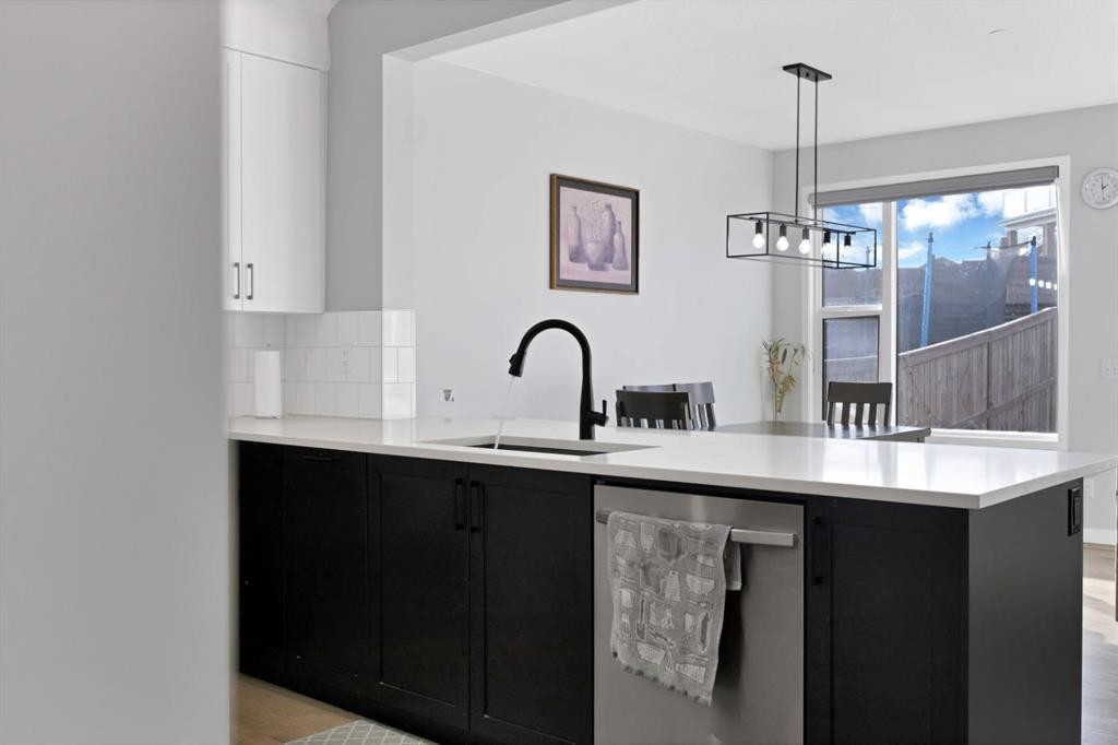 127 Calhoun Crescent Ne, Calgary, AB - Indoor Photo Showing Kitchen