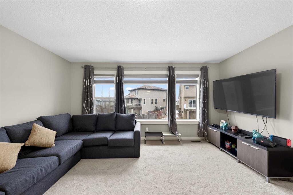 148 Walden Square Se, Calgary, AB - Indoor Photo Showing Living Room