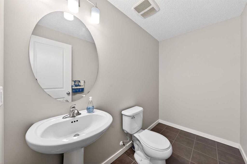 148 Walden Square Se, Calgary, AB - Indoor Photo Showing Bathroom