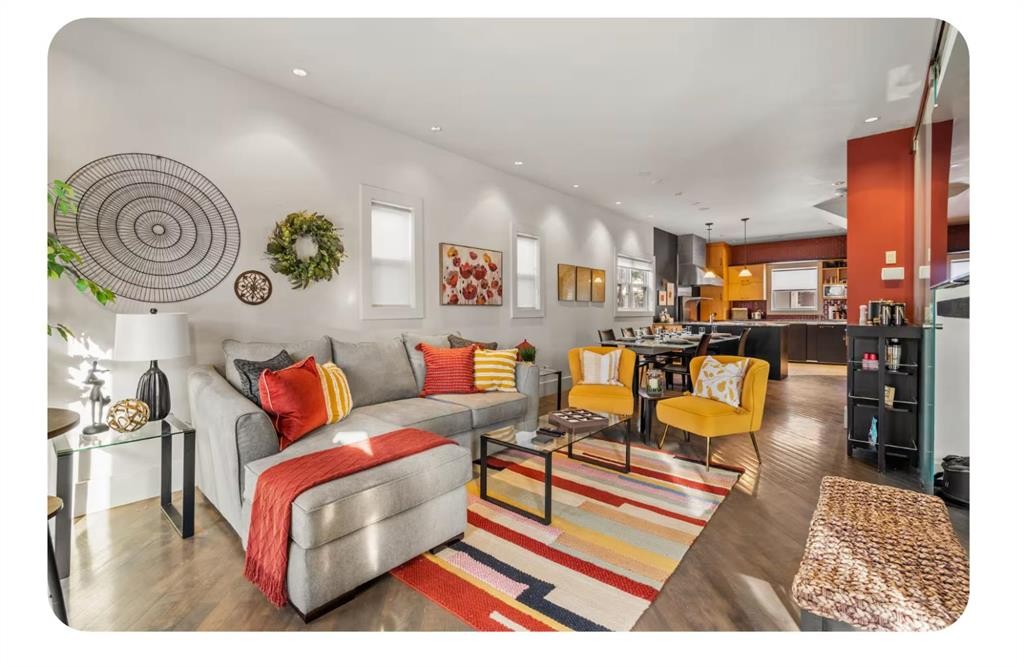 714 7 Avenue Ne, Calgary, AB - Indoor Photo Showing Living Room