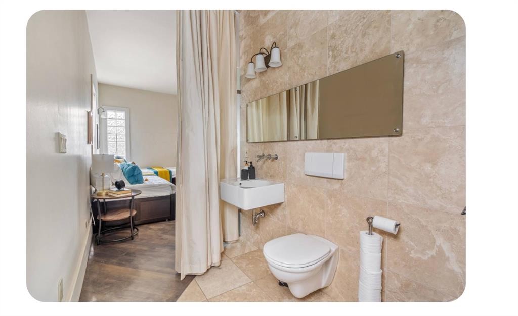 714 7 Avenue Ne, Calgary, AB - Indoor Photo Showing Bathroom