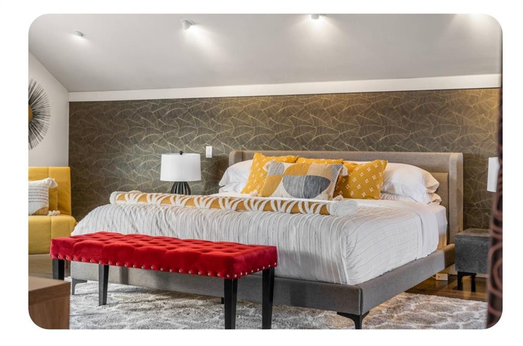 714 7 Avenue Ne, Calgary, AB - Indoor Photo Showing Bedroom