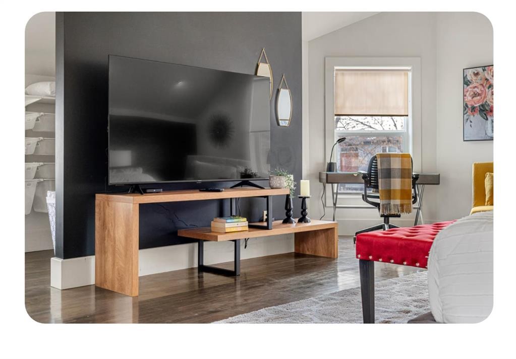 714 7 Avenue Ne, Calgary, AB - Indoor Photo Showing Living Room
