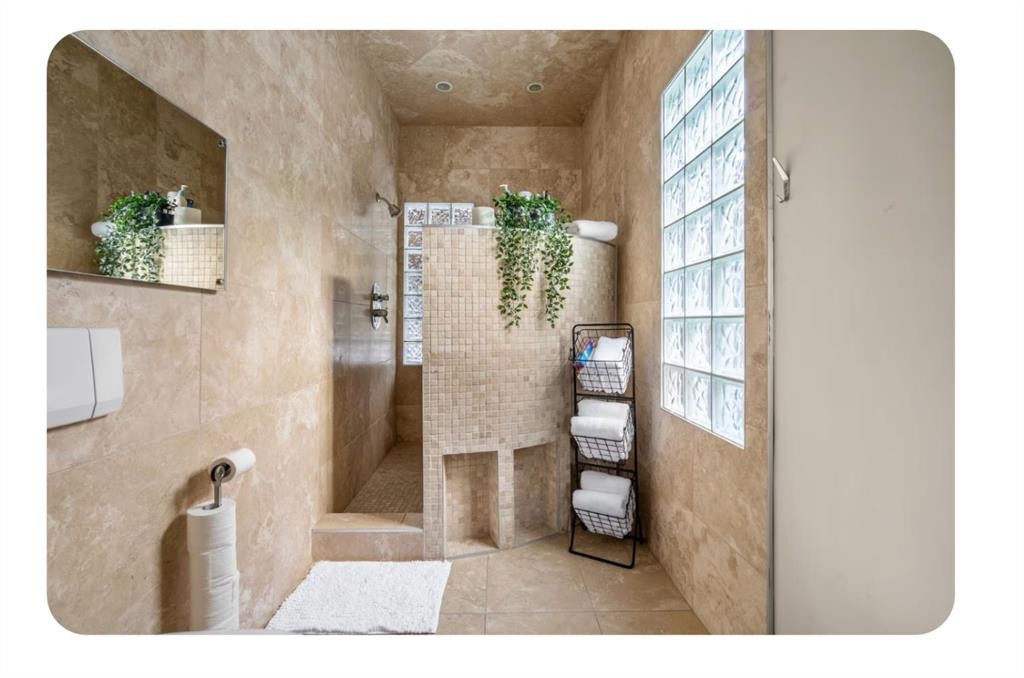 714 7 Avenue Ne, Calgary, AB - Indoor Photo Showing Bathroom