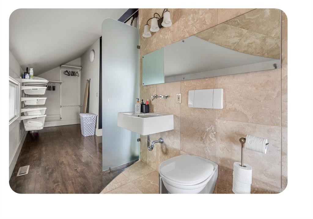 714 7 Avenue Ne, Calgary, AB - Indoor Photo Showing Bathroom