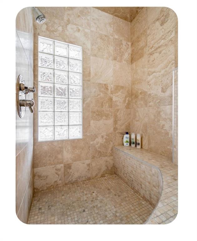 714 7 Avenue Ne, Calgary, AB - Indoor Photo Showing Bathroom