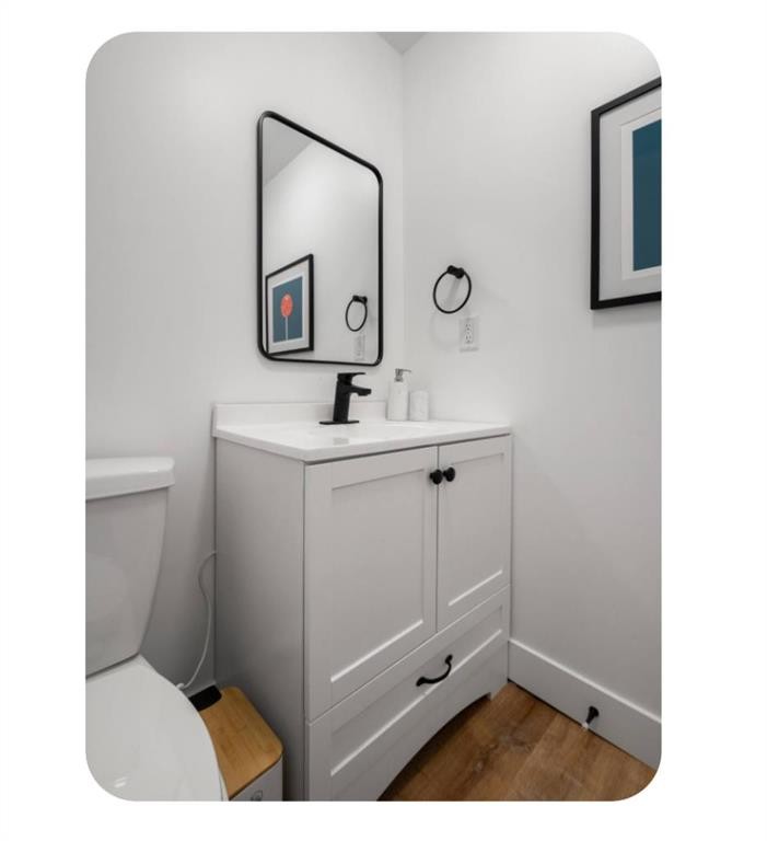 714 7 Avenue Ne, Calgary, AB - Indoor Photo Showing Bathroom