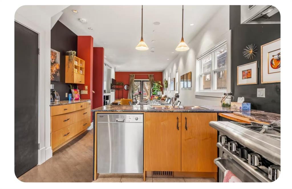 714 7 Avenue Ne, Calgary, AB - Indoor Photo Showing Kitchen