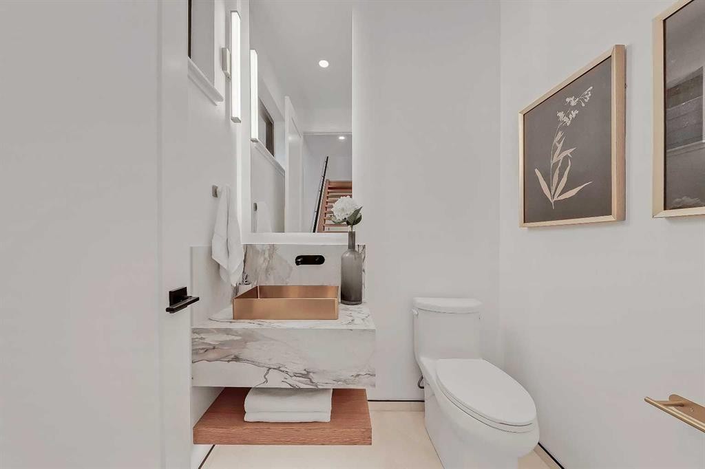 2008 8 Avenue Se, Calgary, AB - Indoor Photo Showing Bathroom