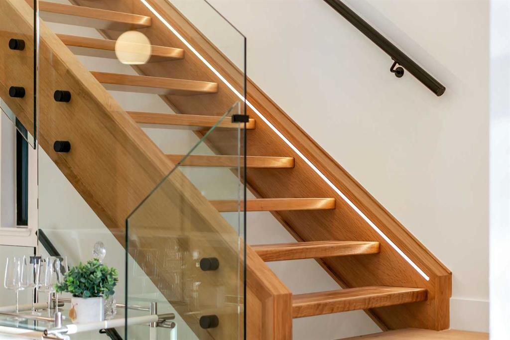 2008 8 Avenue Se, Calgary, AB - Indoor Photo Showing Other Room