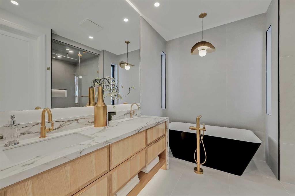 2008 8 Avenue Se, Calgary, AB - Indoor Photo Showing Bathroom