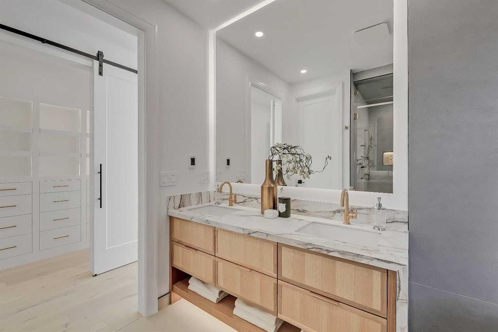 2008 8 Avenue Se, Calgary, AB - Indoor Photo Showing Bathroom